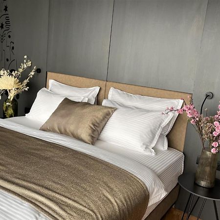 Arka Art Hotel Kashari Exterior foto A bed with bed linen