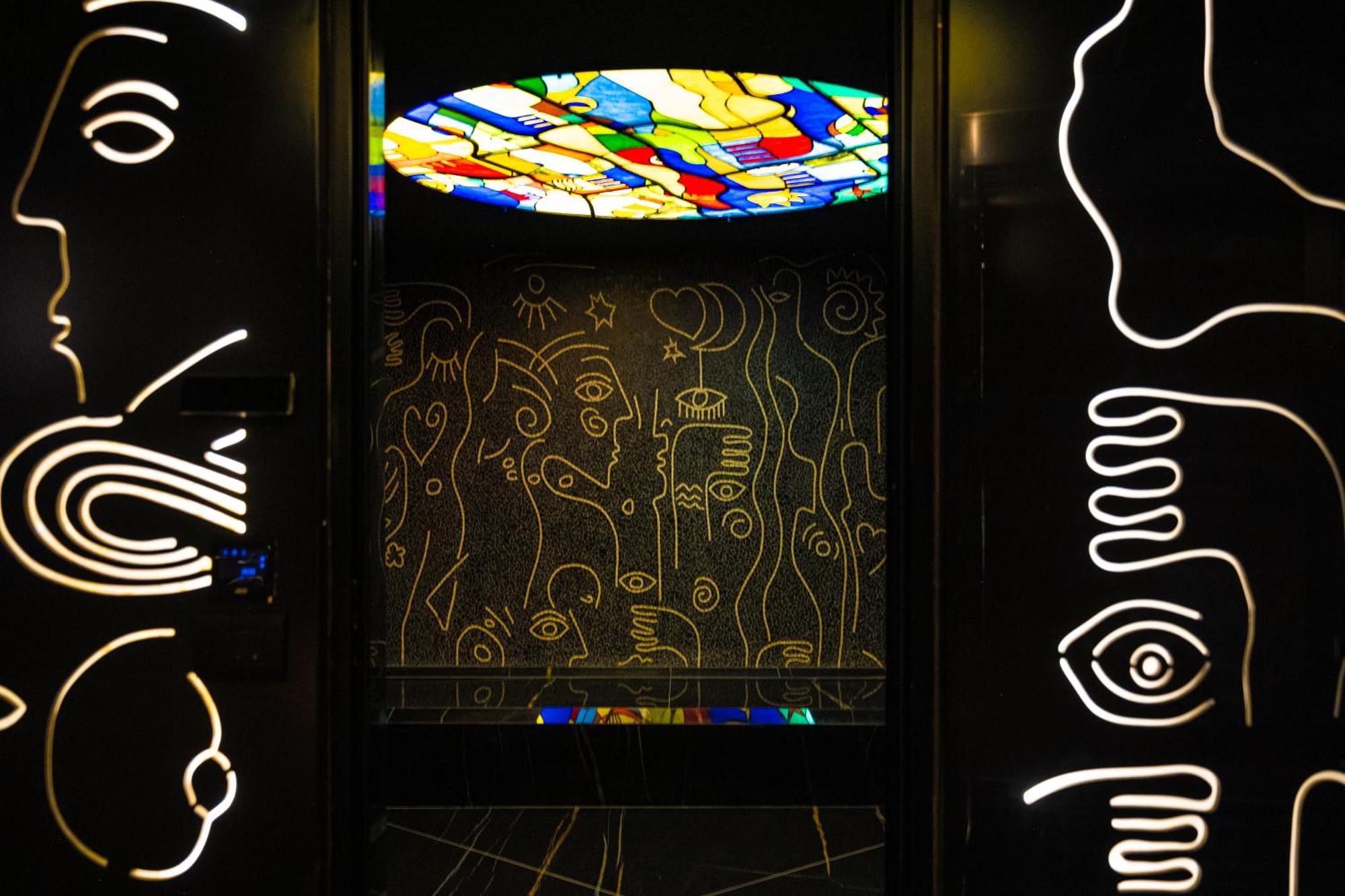 Arka Art Hotel Kashari Exterior foto The stained glass window in the elevator