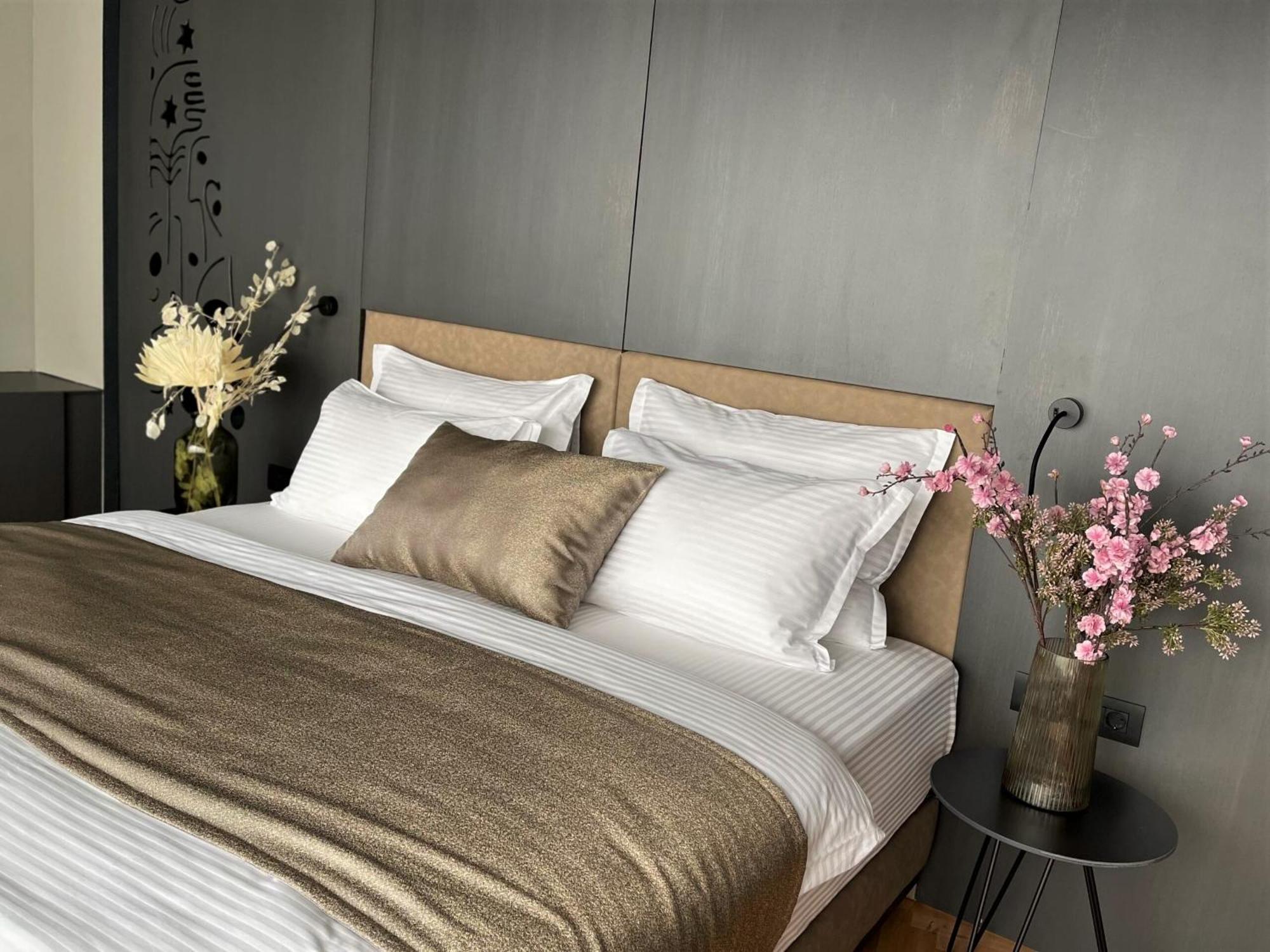 Arka Art Hotel Kashari Exterior foto A bed with bed linen
