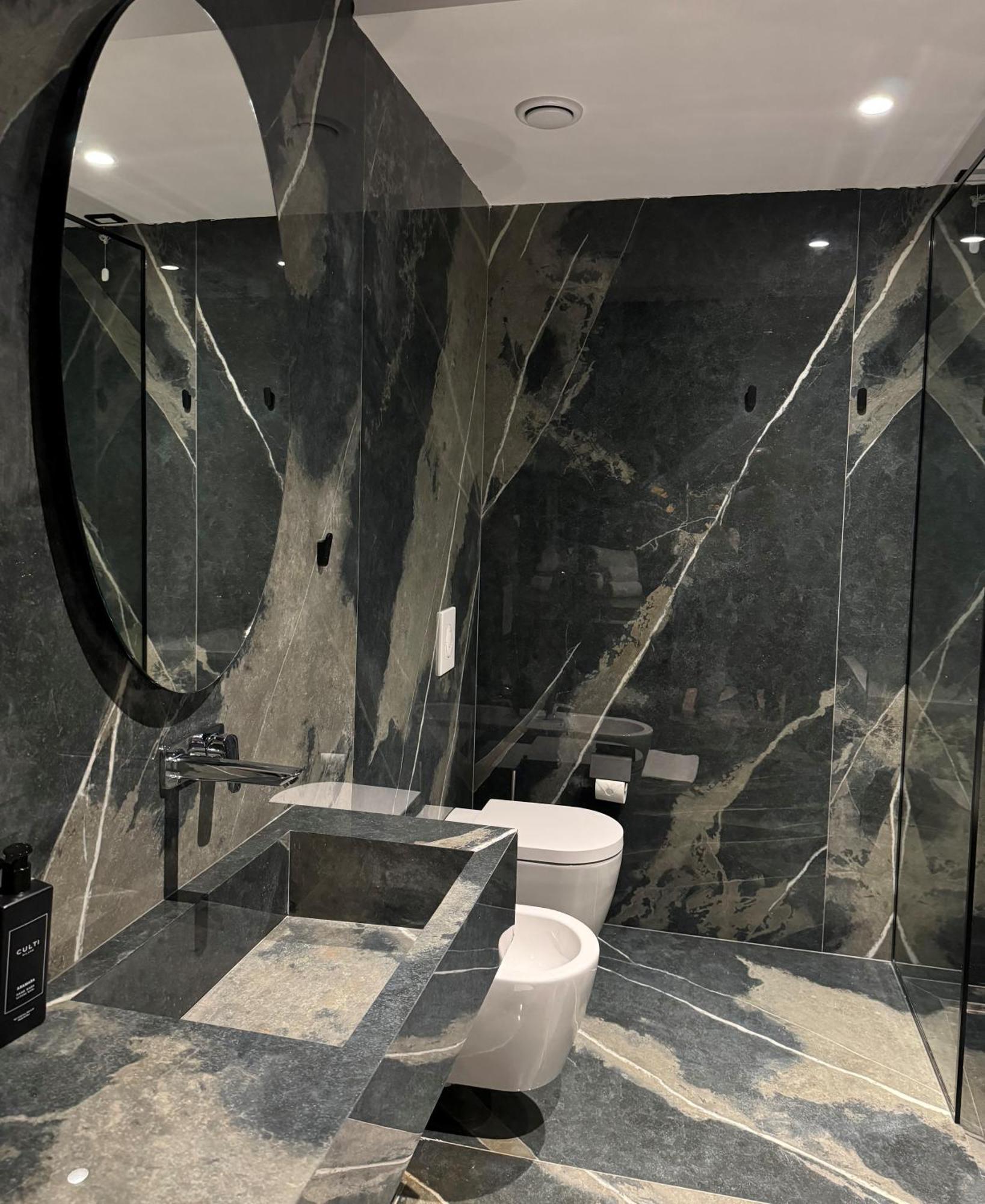 Arka Art Hotel Kashari Exterior foto Bathroom in the house